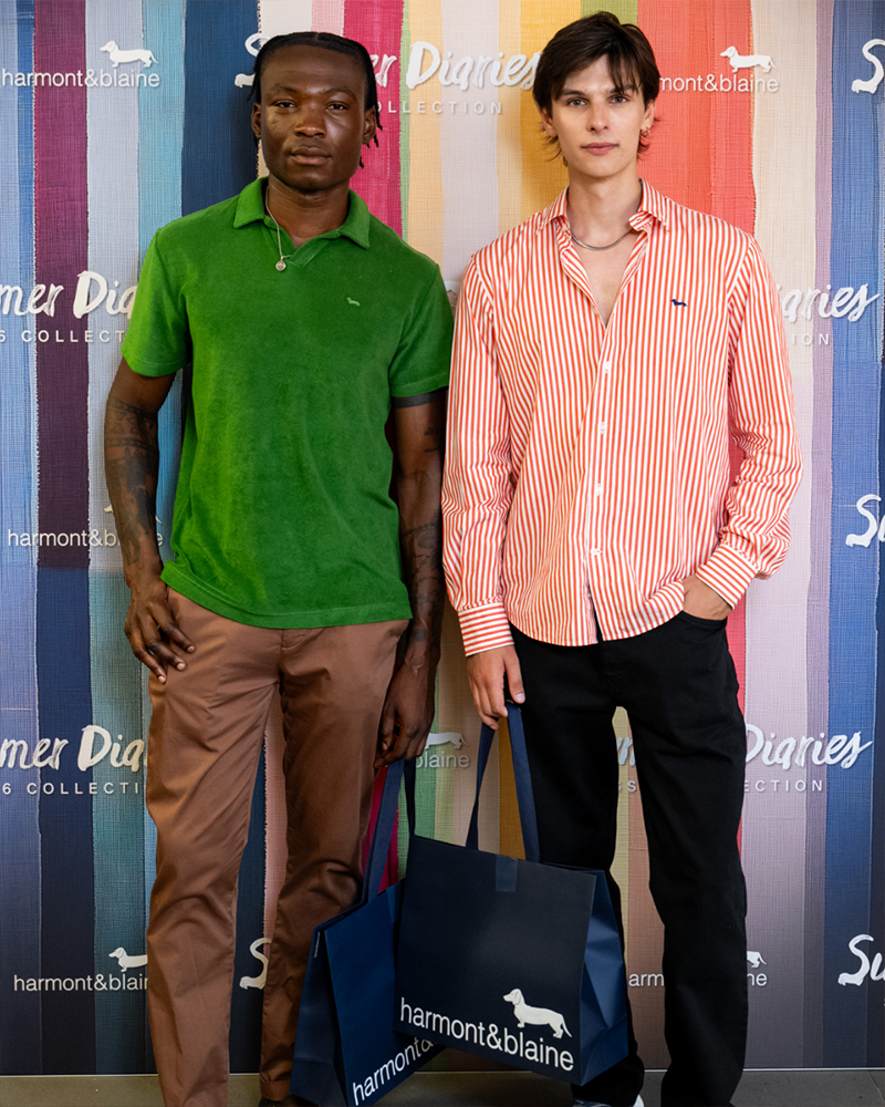 Zwei M&auml;nner mit Einkaufstaschen beim Summer Diaries Event.