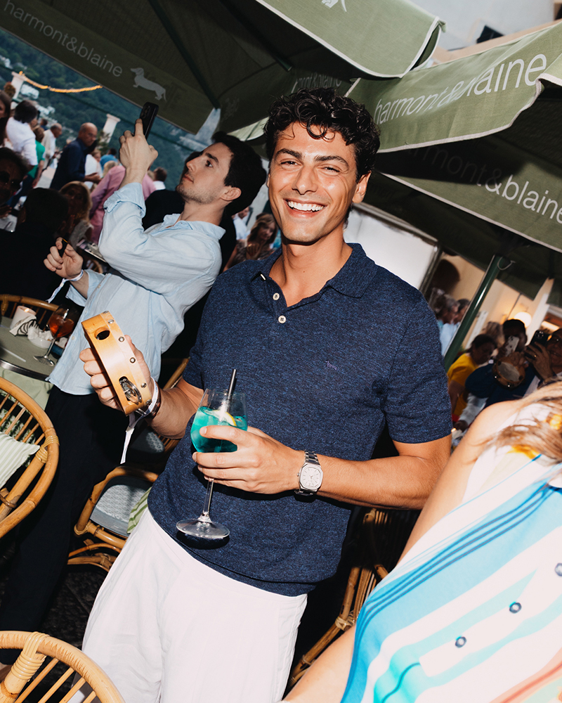 L&auml;chelnder Mann mit Cocktail beim Harmont & Blaine Event in Capri.