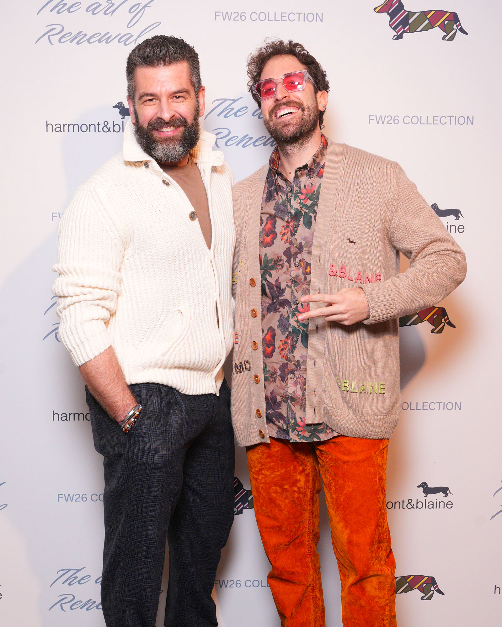 Deux hommes en looks d&eacute;contract&eacute;s avec cardigan et chemise imprim&eacute;e