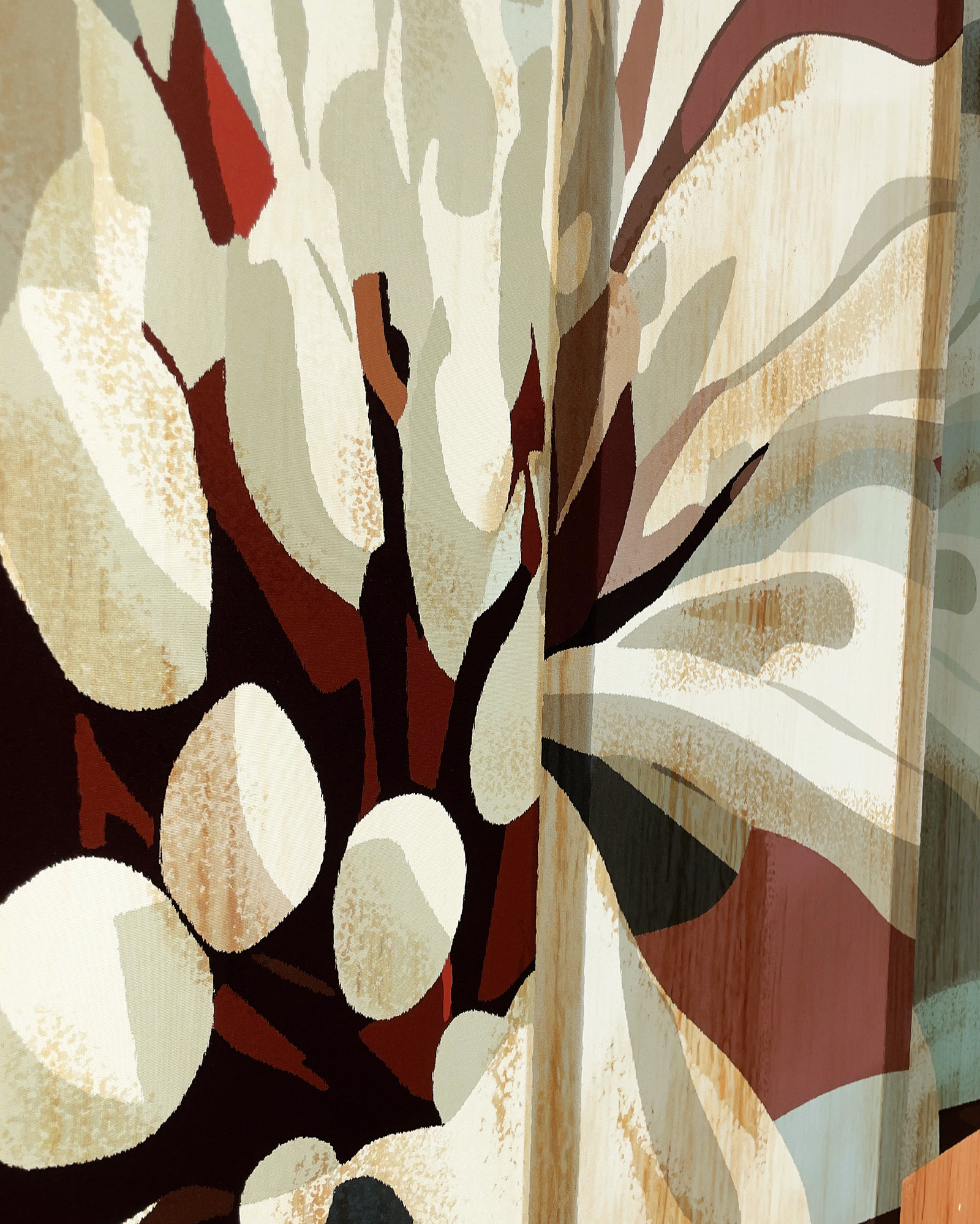 Abstraktes florales Grafikdetail aus den Harmont & Blaine FW25 Schaufenstern.
