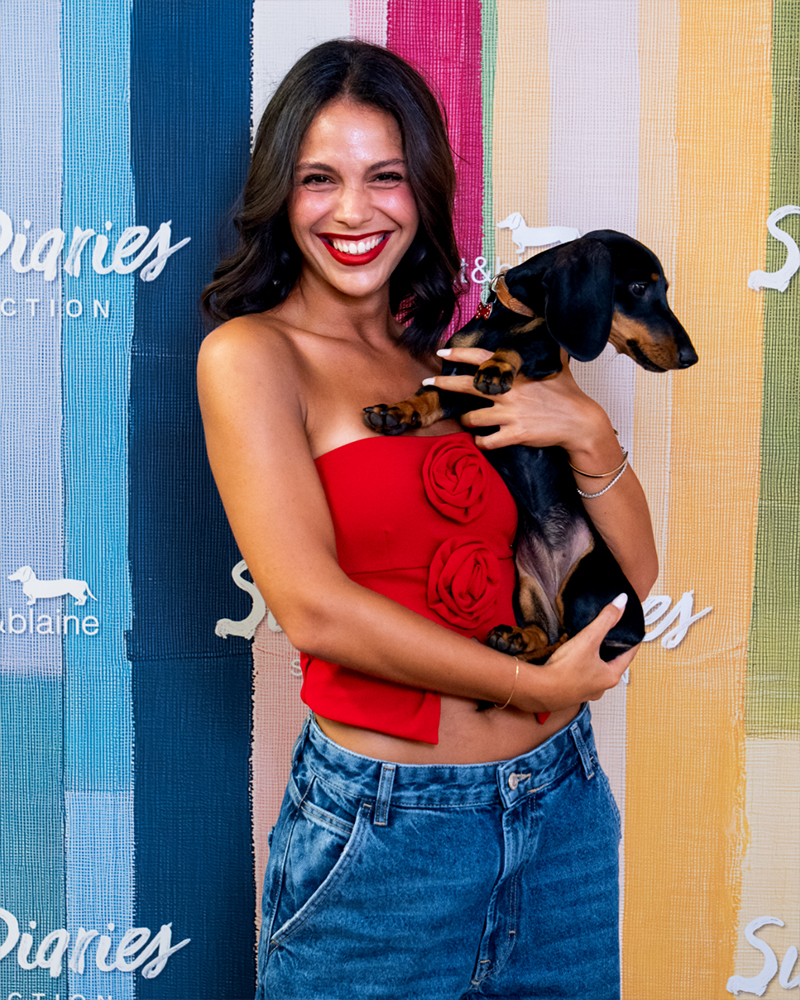 Donna con top rosso e cane all'evento Summer Diaries.