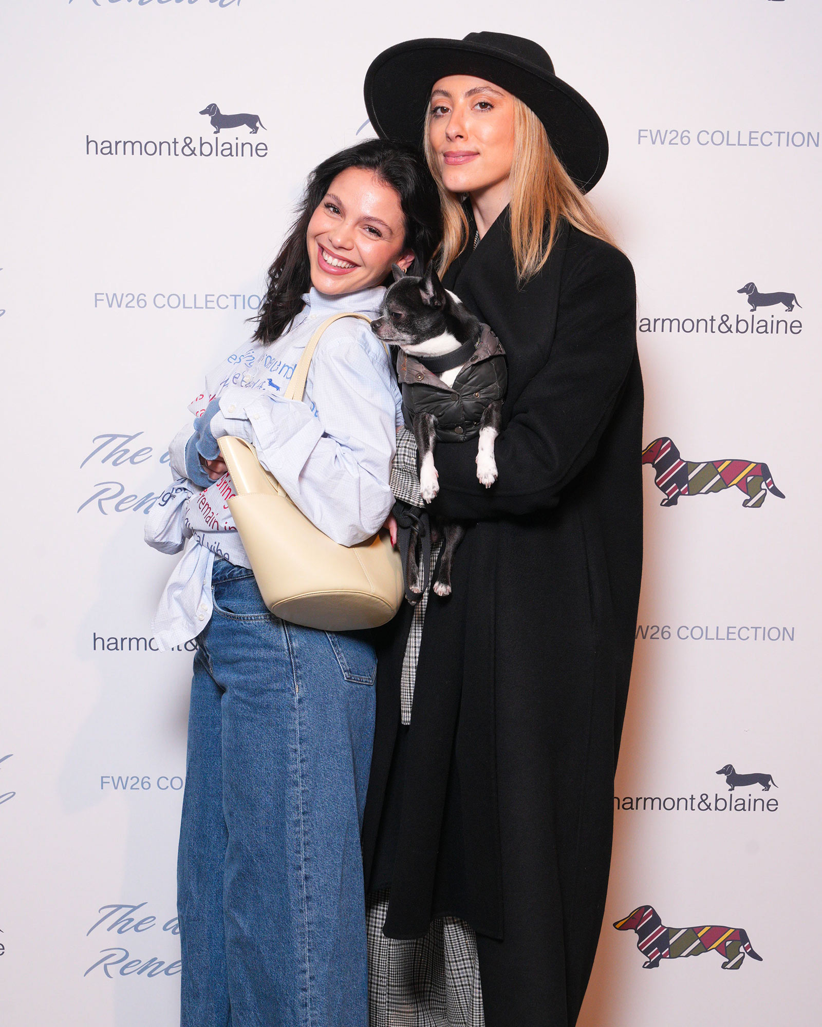 Deux femmes en looks d&eacute;contract&eacute;s, l&rsquo;une en jean large avec sac beige, l&rsquo;autre en manteau noir tenant un chien