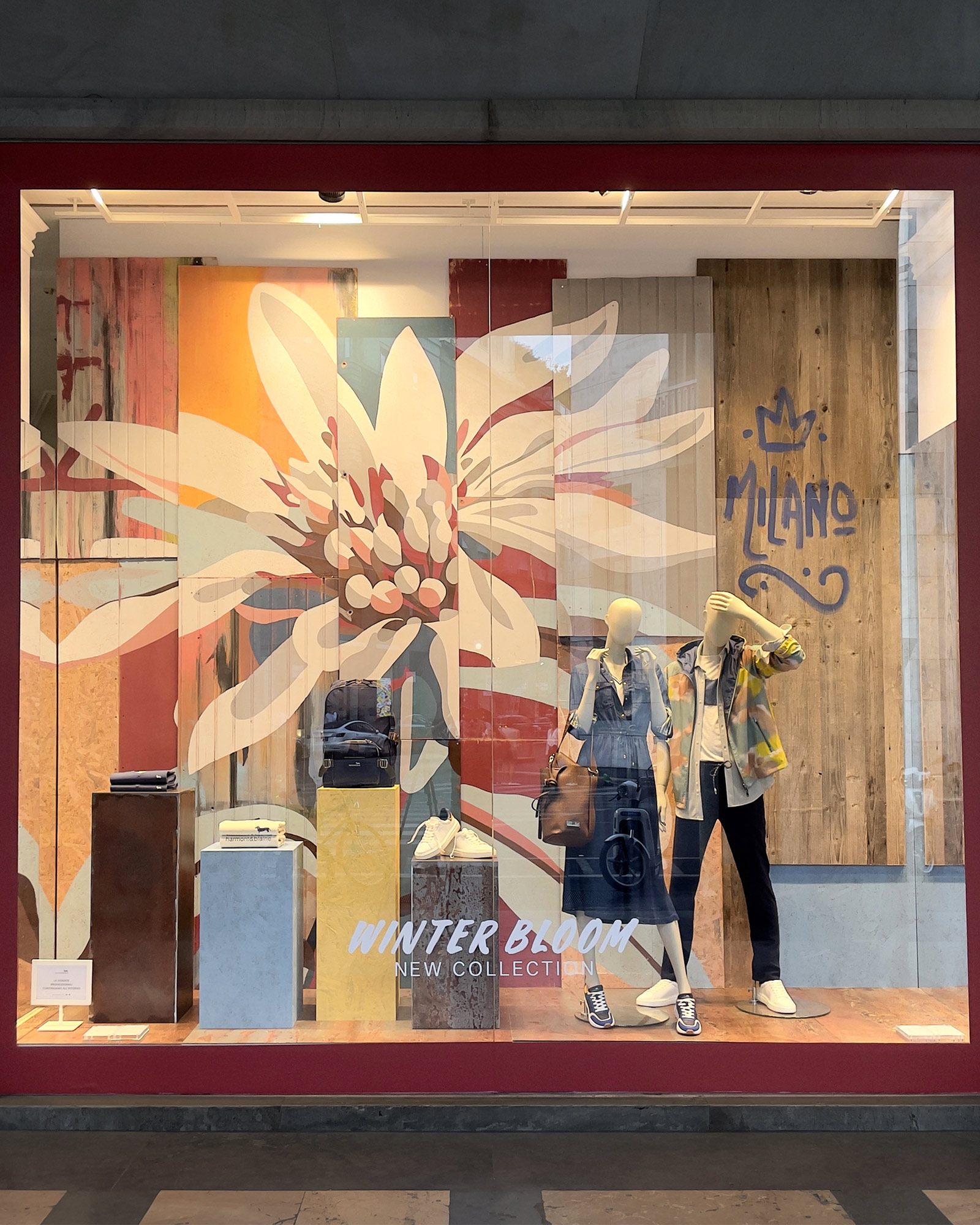 Harmont & Blaine FW25 Schaufenster mit abstrakten Blumendetails in warmen T&ouml;nen.