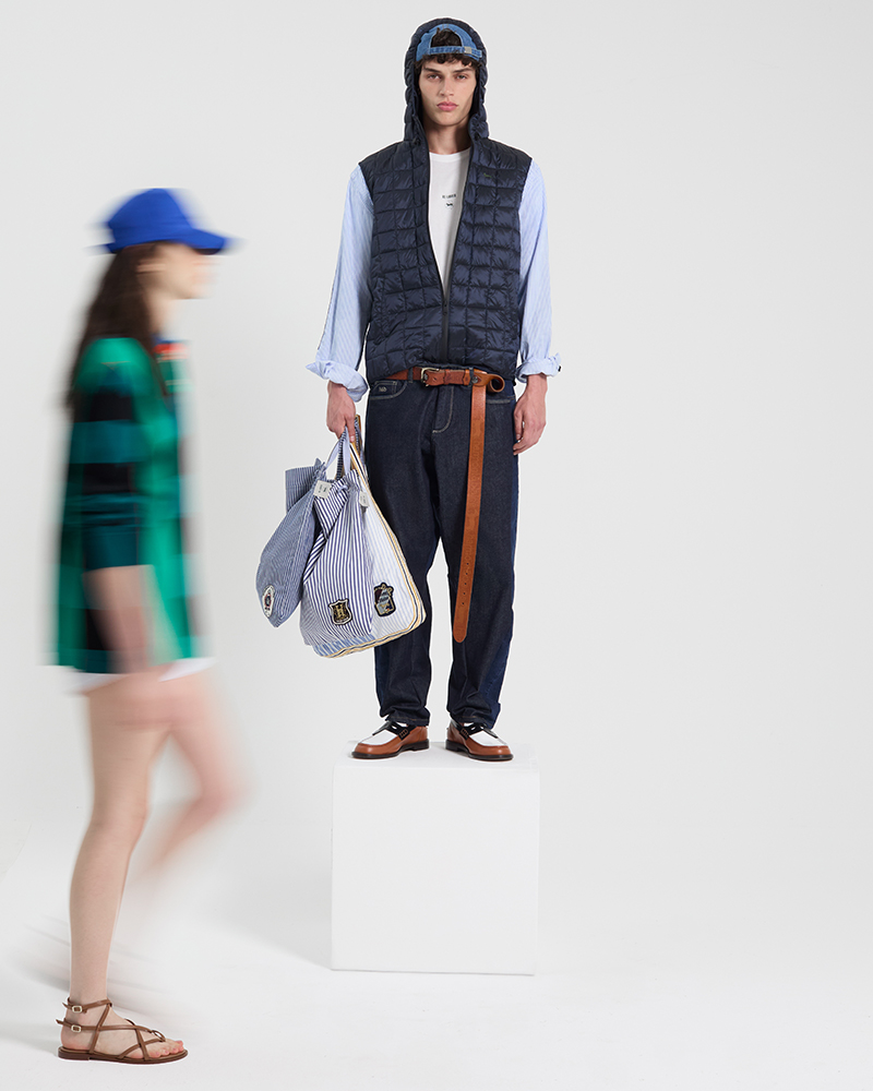Modelo masculino con camisa patchwork y bolsos de la colecci&oacute;n de verano.
