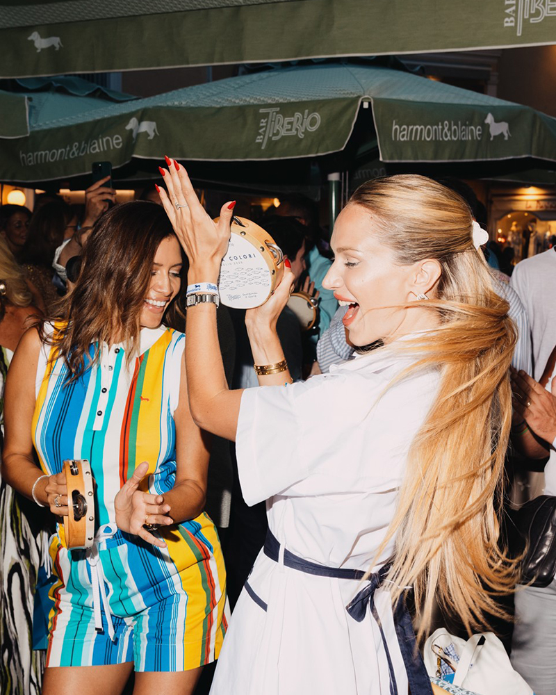 Mujeres bailando con panderetas en el evento Harmont & Blaine en Capri.