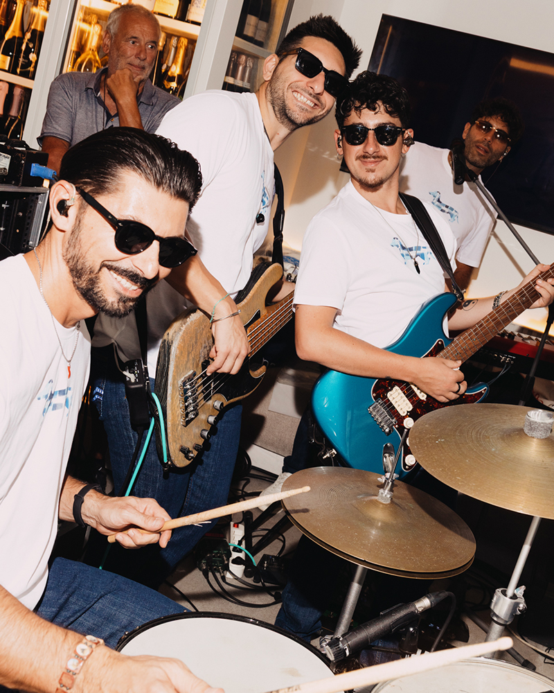 Banda en vivo tocando en el evento Harmont & Blaine en Capri.