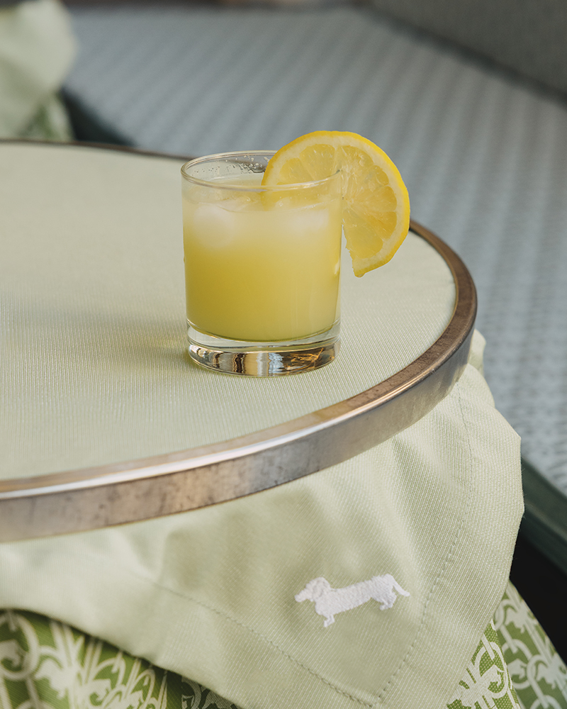 Vaso de c&oacute;ctel con lim&oacute;n en mesa de Harmont & Blaine.