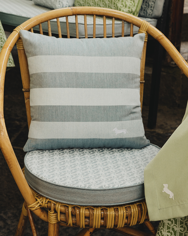 Chaise en rotin avec coussin ray&eacute; et logo Harmont & Blaine.
