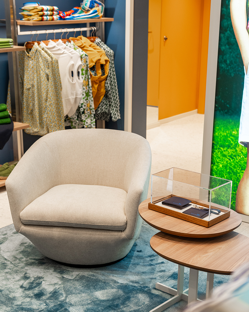 D&eacute;tail de l&rsquo;espace lounge avec fauteuil et accessoires.