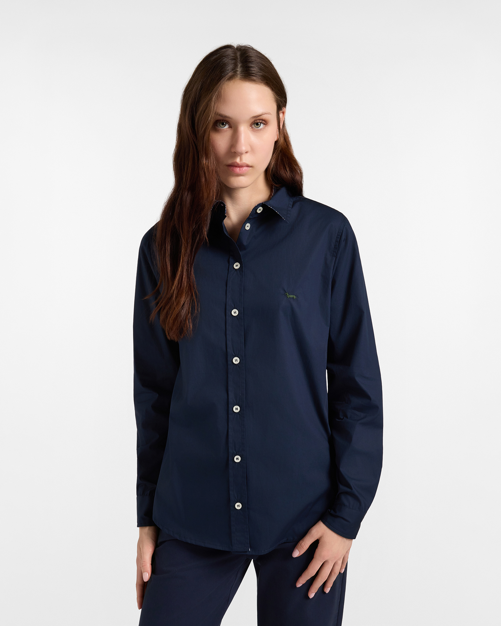 Camisa de mujer de color liso con detalles de tela de corbata color azul