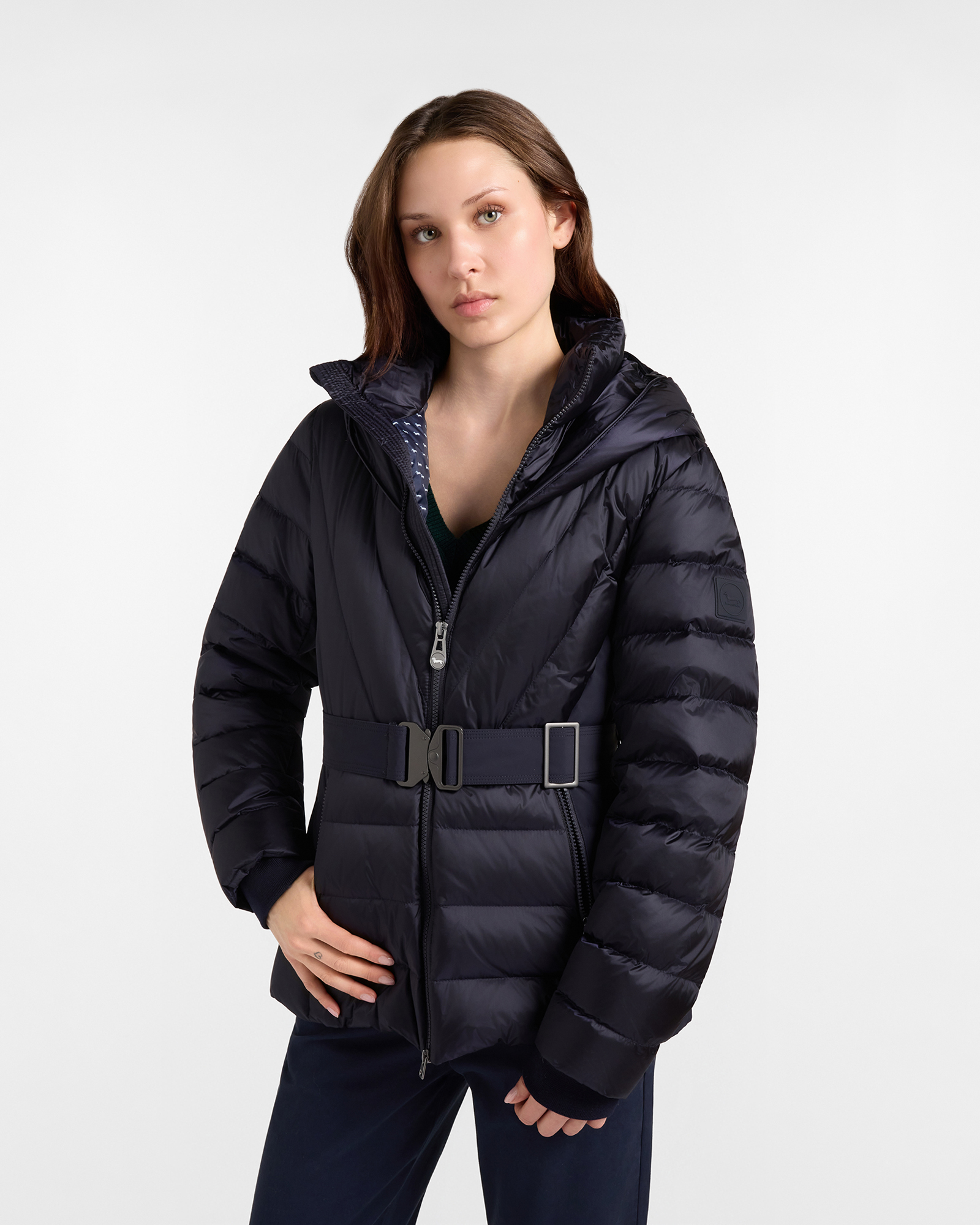 Chaqueta para mujer en plum&oacute;n azul entallado con cintur&oacute;n con logo