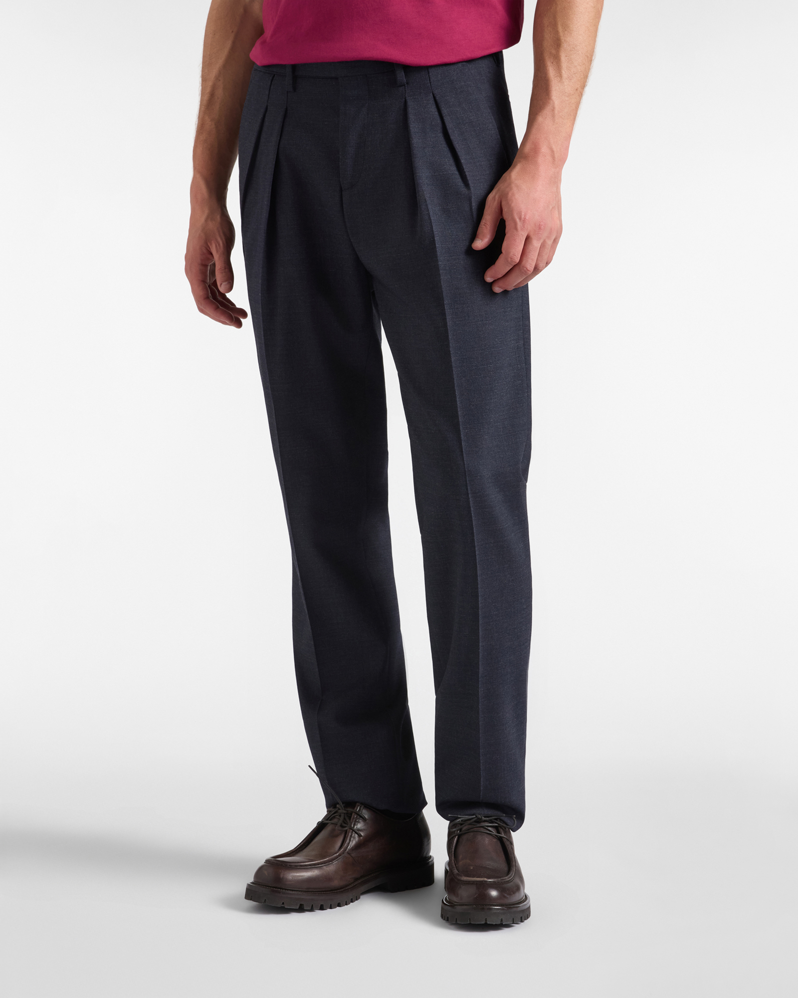 Pantal&oacute;n chino de hombre con pinzas y vuelta de Capsule Qualit&agrave; a Colori, en azul marino