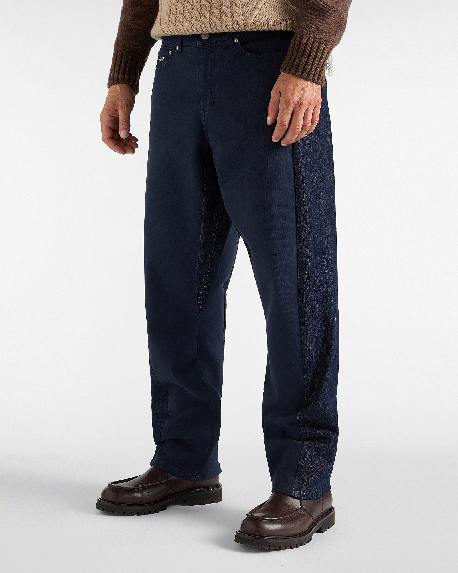 Pantal&oacute;n de hombre de algod&oacute;n el&aacute;stico azul marino, colecci&oacute;n c&aacute;psula Re-Loved, fabricado en Italia