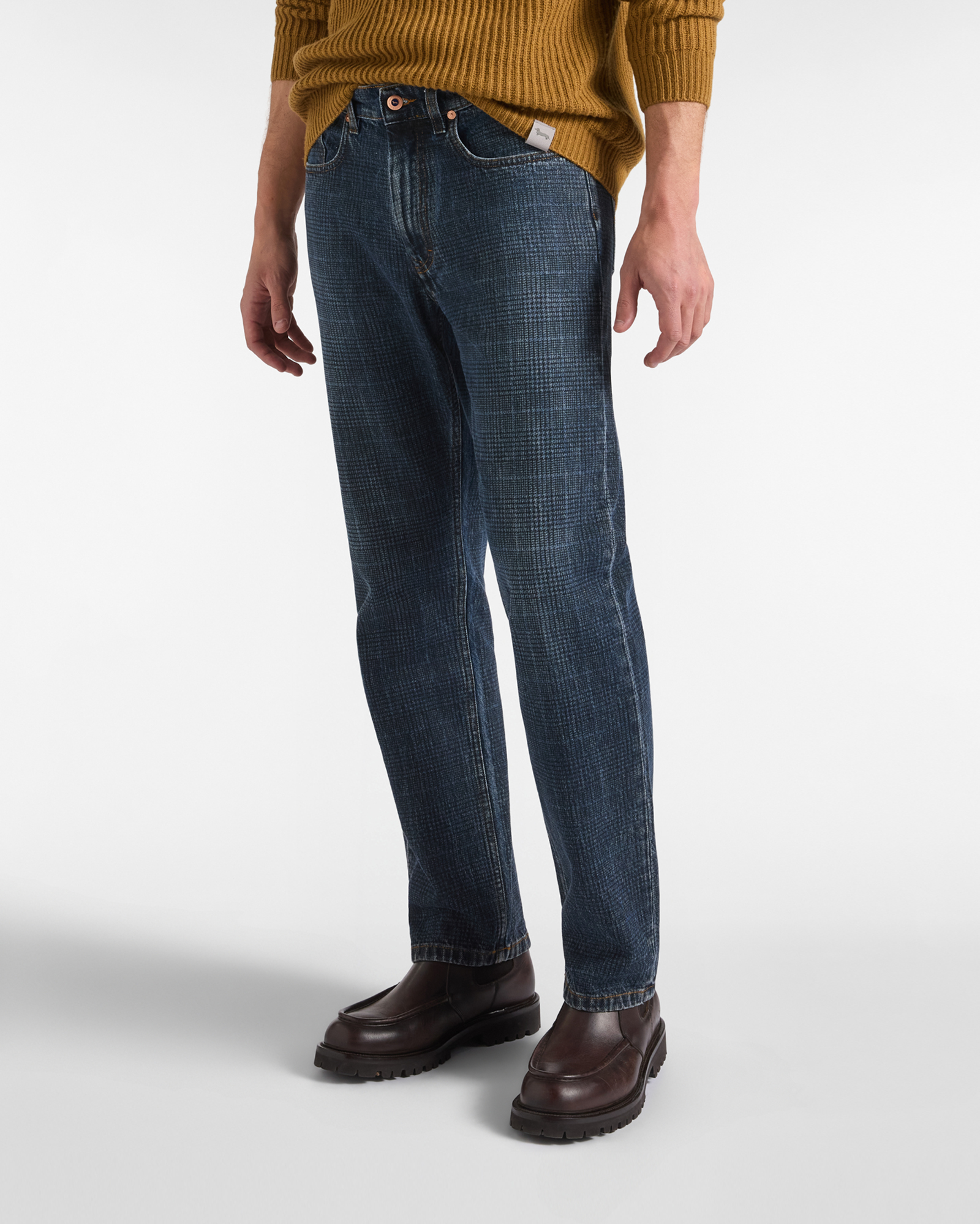 Herrenjeans mit lasergeschnittenen Emblemen in Denimblau