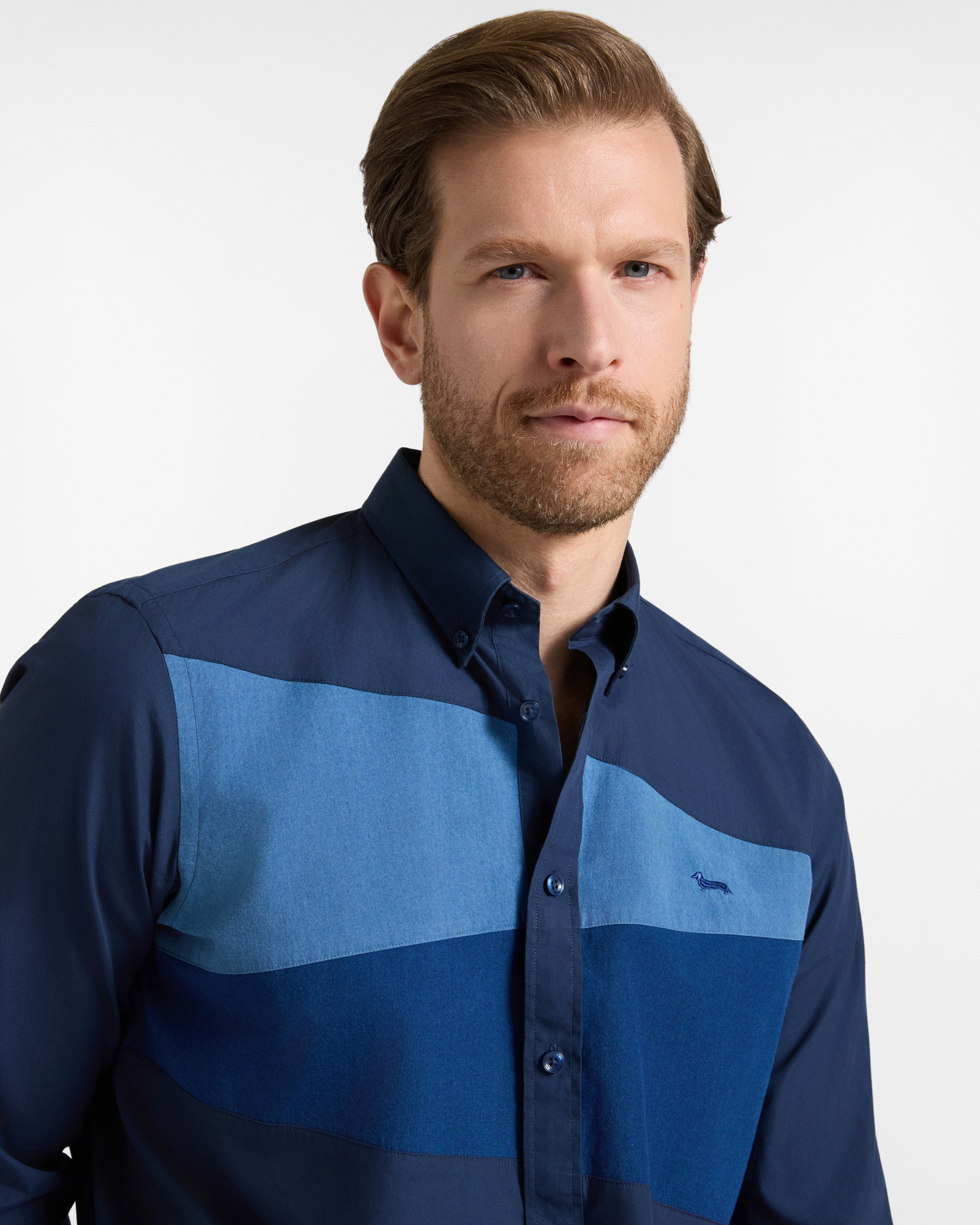 Camisa de hombre de corte regular en popel&iacute;n peach con detalles de denim, color azul, AZUL OSCURO, large