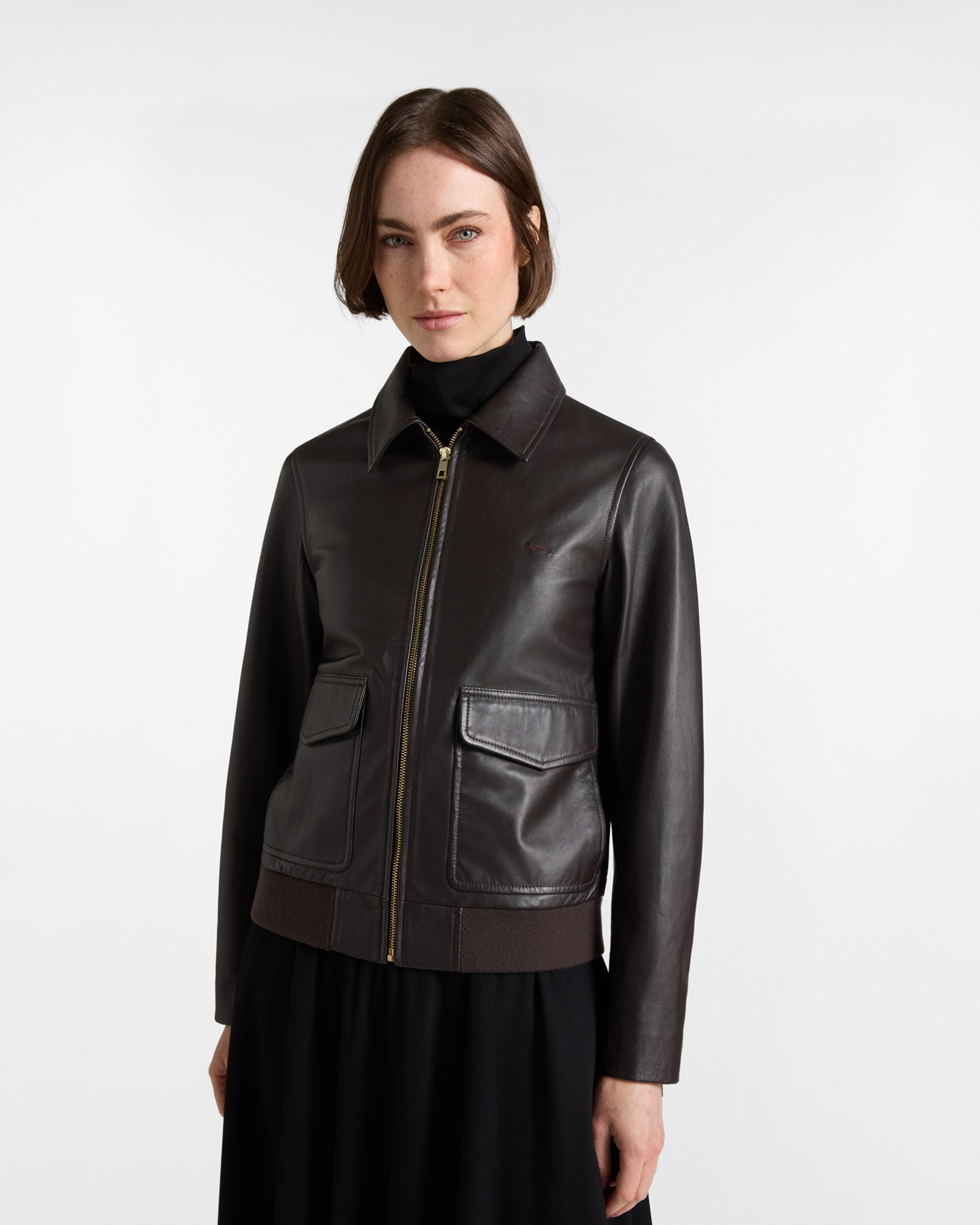 Chaqueta de mujer de napa con ribetes el&aacute;sticos en la parte inferior, color marr&oacute;n oscuro