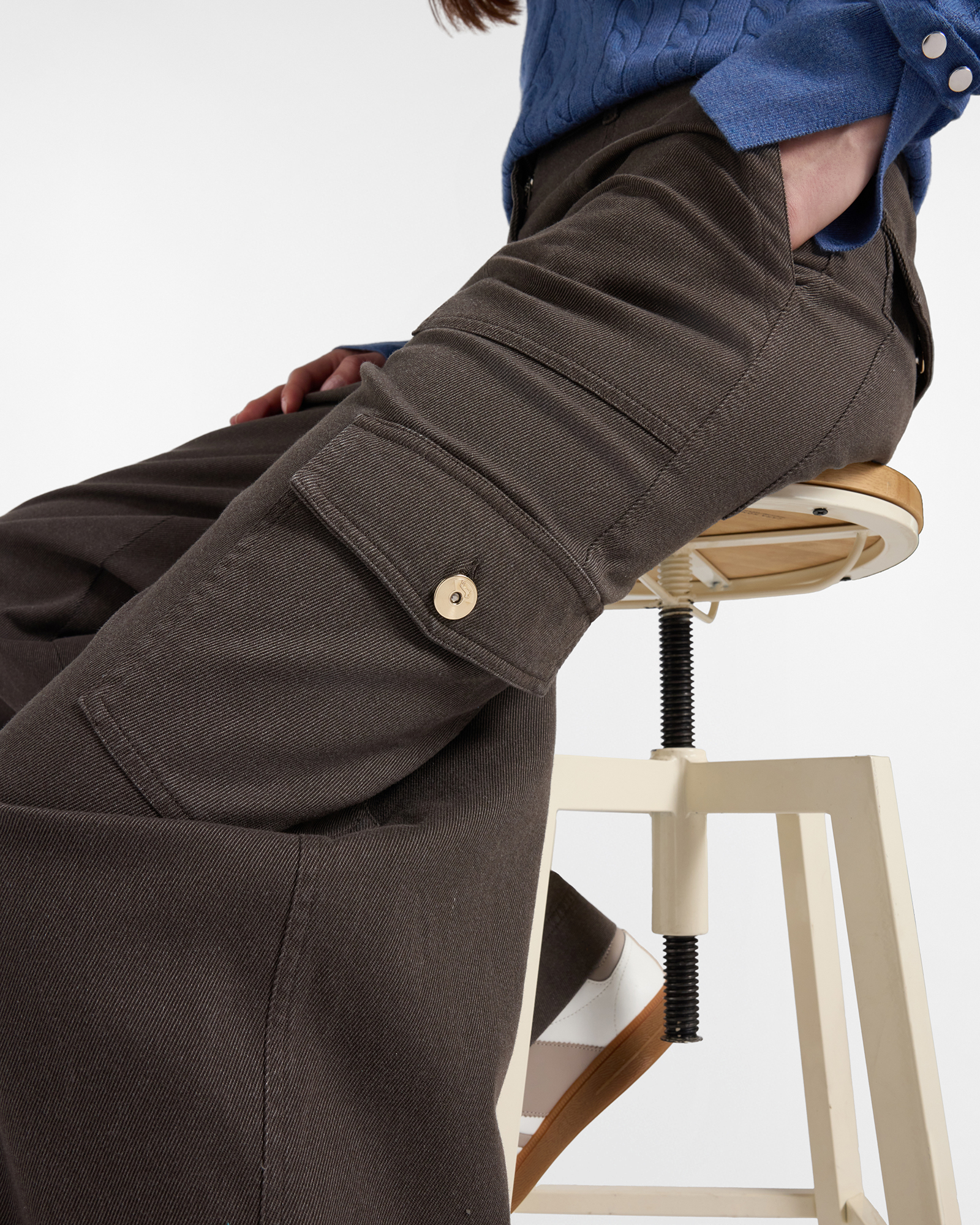 Women&rsquo;s stretch cotton high-waisted cargo trousers, DARK BROWN, large