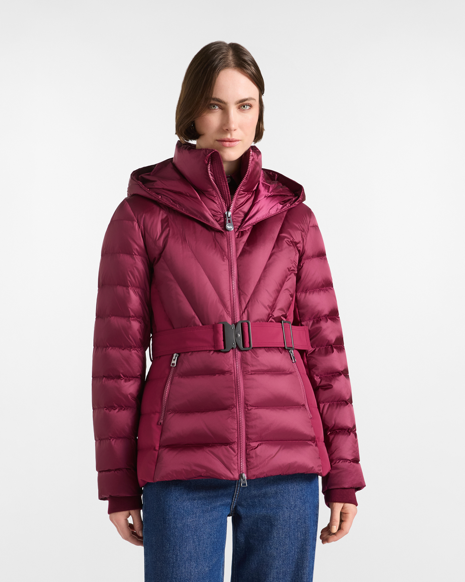 Chaqueta de plum&oacute;n para mujer con doble cuello y capucha, confeccionada en nailon t&eacute;cnico color ciclamen