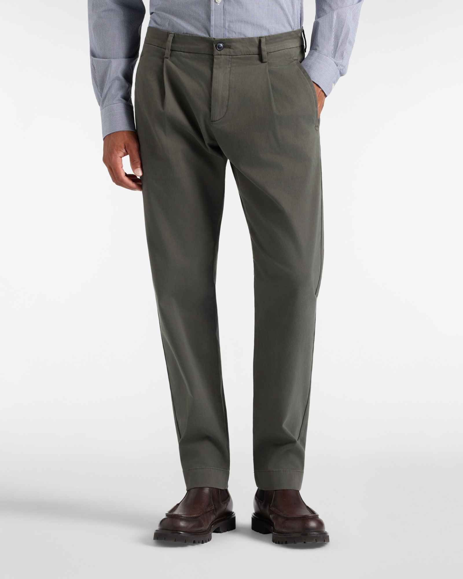 Herren-Chinohose aus Stretch-Baumwolle in Gr&uuml;n mit D-Passform