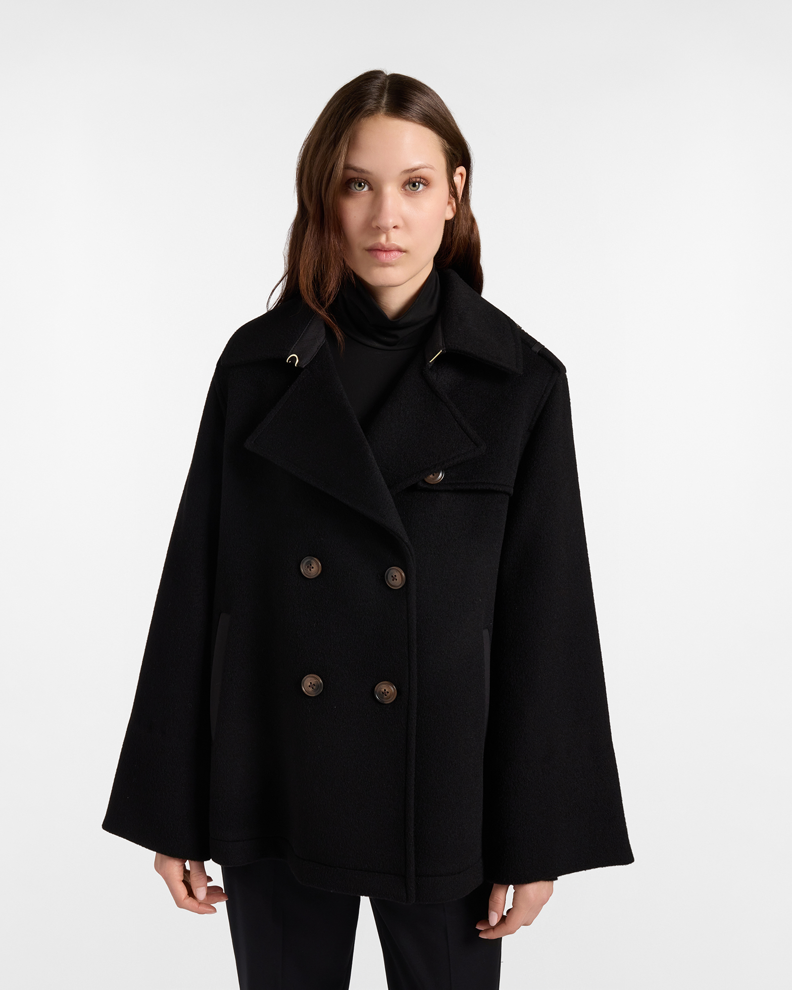 Abrigo de mujer tipo peacoat de doble botonadura en lana negra