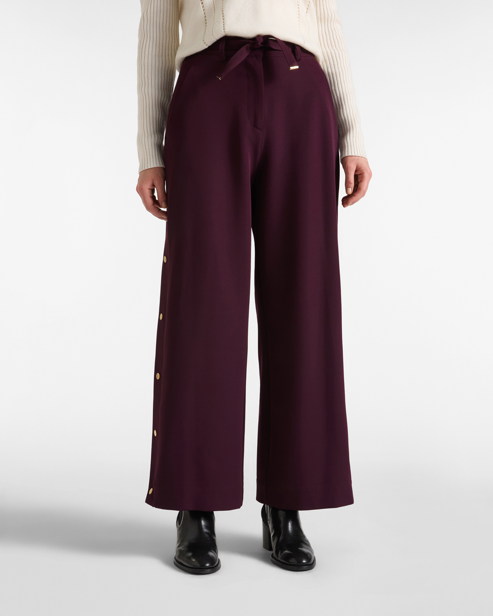 Pantalones de mujer de corte recto con botones laterales en color morado oscuro