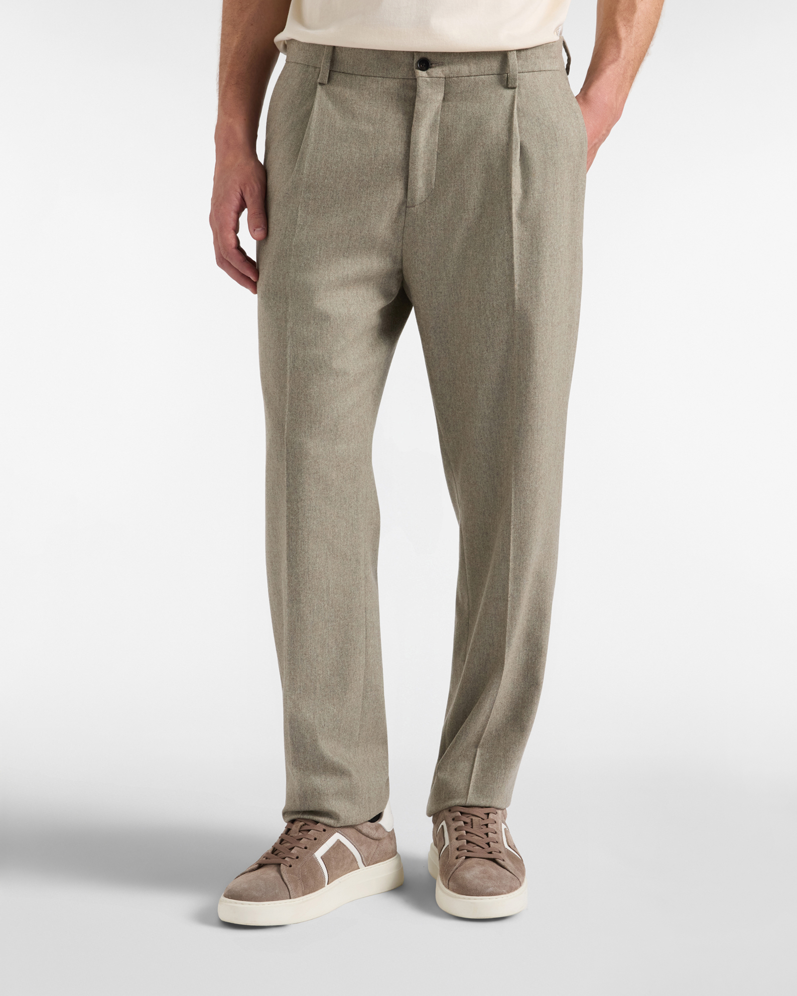 Pantal&oacute;n chino de hombre con pinzas y bajo deshilachado de la colecci&oacute;n &laquo;Capsule Qualit&agrave; a Colori&raquo; en color beige