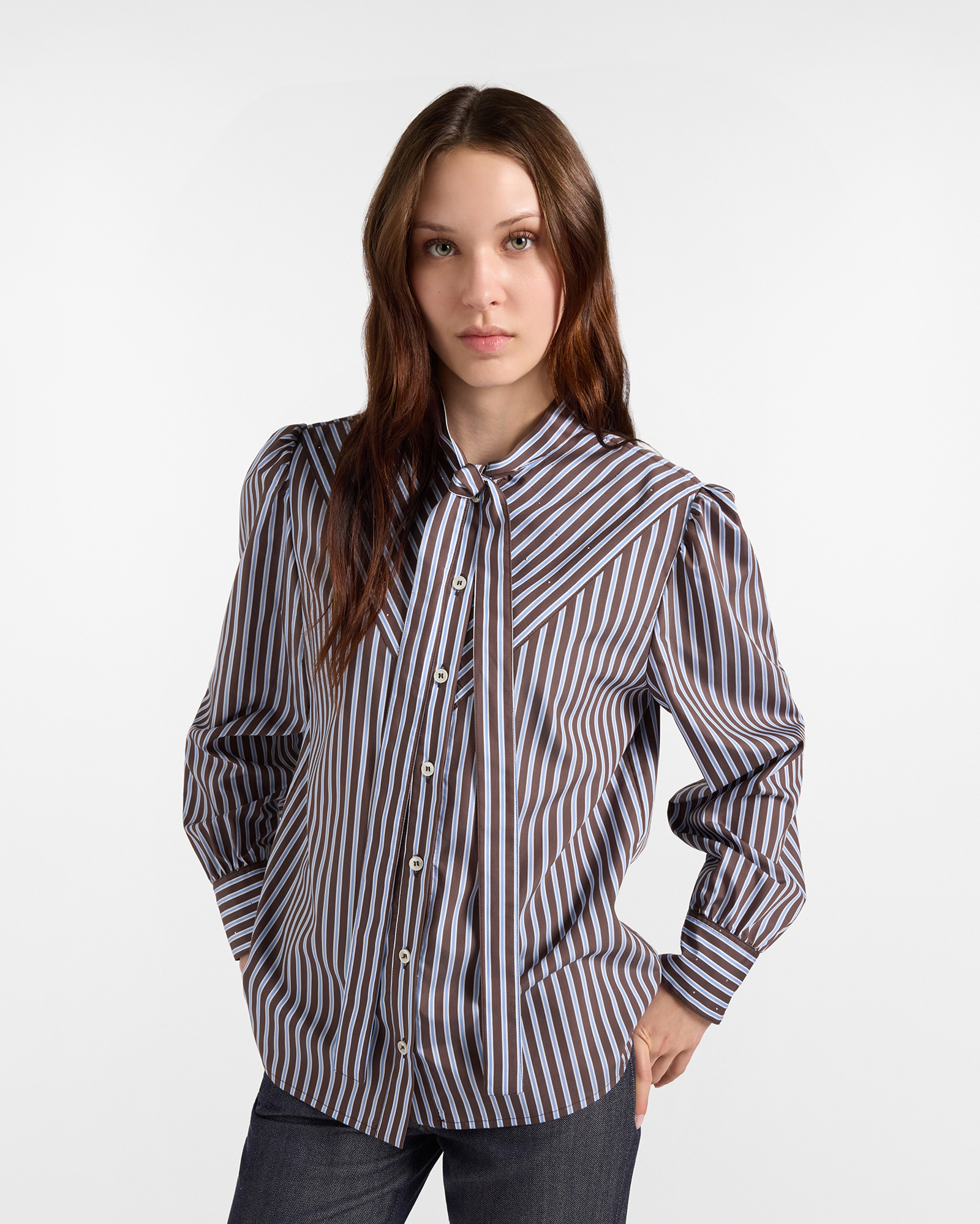 Camisa de mujer a rayas con cuello con lazo color marr&oacute;n Made in Italy
